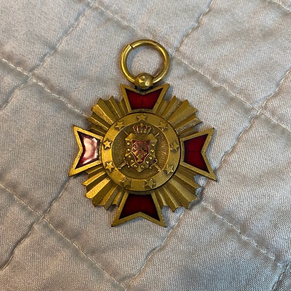 🍀VTG Gold and Red Medal/Pendant with Crest